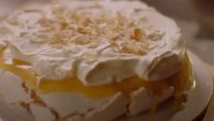 PAVLOVA TORTA SA KREMOM OD LIMUNA PO RECEPTU NAJDŽELE LOSON: Osvežavajuća poslastica kojoj niko ne može da odoli! (RECEPT)