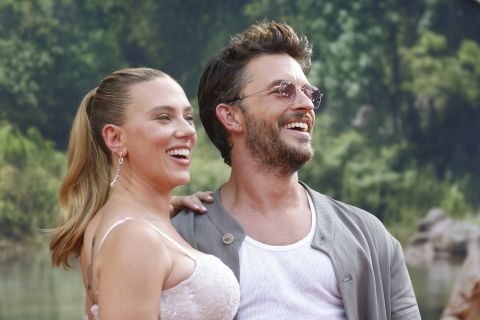 Ovo niko nije očekivao: Skarlet Johanson poljubila kolegu iz filma na crvenom tepihu pred mužem (VIDEO)