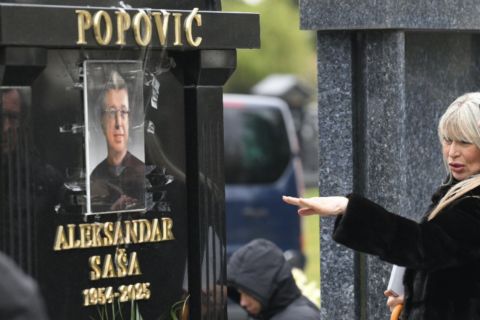 SLOMLJENA OD TUGE I BOLA: Suzana sama obišla Sašin grob