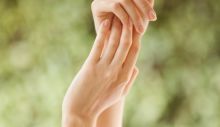 prsti-skrivaju-emocije-depositphotos_21515625-stock-photo-beautiful-woman-hands.jpg