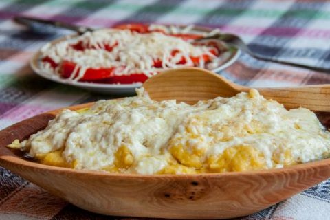 OVAKO SE PRAVI NAJUKUSNIJI KAČAMAK: Tajne je u jednom sastojku koji mu daje savršen ukus