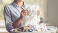 СПАСИТЕ СЕ ОД ДУГОГ ПЕГЛАЊА ПО ВРУЋИНИ: Убаците један предмет из кухиње у веш-машину и биће МАЊЕ ИЗГУЖВАН