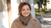 АНА БЕКУТА ПОДЕЛИЛА СЛИКУ ИЗ ДЕТИЊЕСТВА: Од малих ногу је била права дама (ФОТО)